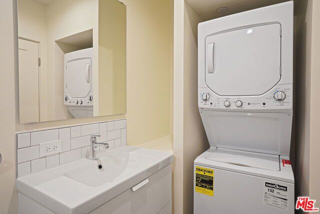1166 S Cochran Avenue, Los Angeles CA: https://media.crmls.org/mediaz/fbc7ff25-4898-4a25-8cbc-44a606d469c8.jpg