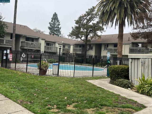 2562 Walnut Blvd, Walnut Creek CA: https://media.crmls.org/mediaz/fbc8319e-eedb-406e-a111-332fbbaaa08f.jpg