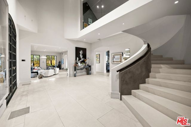 3396 Stone Ridge Lane, Los Angeles CA: https://media.crmls.org/mediaz/fbc83d36-a161-46e0-8698-03b584c588e8.jpg