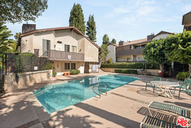14990 Victory Boulevard, Van Nuys CA: https://media.crmls.org/mediaz/fbca5649-6f8e-4c01-8400-84763933b037.jpg