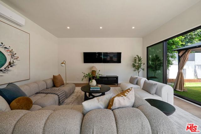 4299 Elmer Avenue, Studio City CA: https://media.crmls.org/mediaz/fbca6aad-7a31-4ada-8fab-bdada3e04a97.jpg