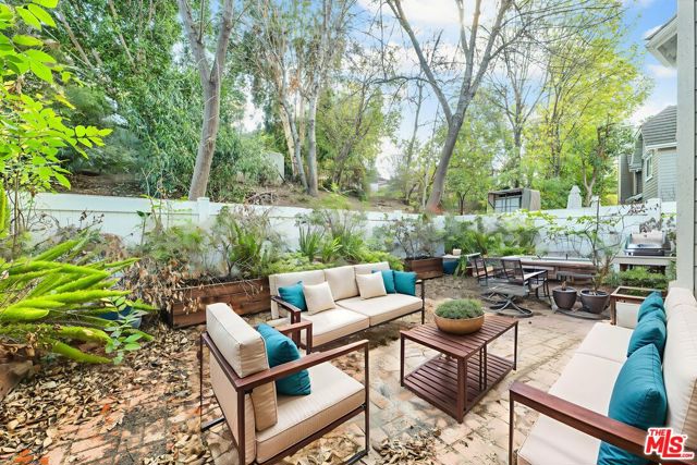 20950 Oxnard Street, Woodland Hills CA: https://media.crmls.org/mediaz/fbca8cd5-61ac-429e-ba77-870699e384e9.jpg