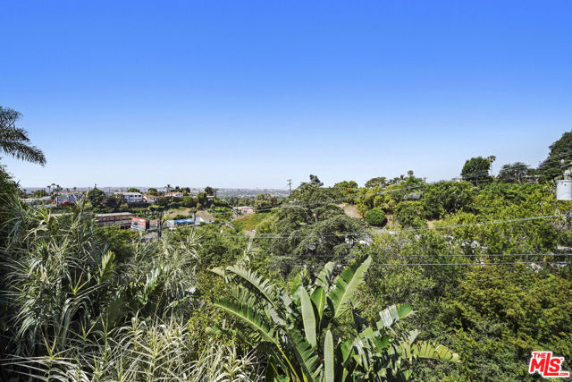 5549 Onacrest Drive, Los Angeles CA: https://media.crmls.org/mediaz/fbca9a19-2398-43c6-b62a-406e373b1965.jpg