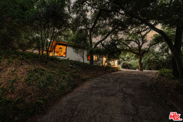 1289 Old Topanga Canyon Road, Topanga CA: https://media.crmls.org/mediaz/fbcaba61-61b2-4b72-8b78-3e4ef05bde0a.jpg