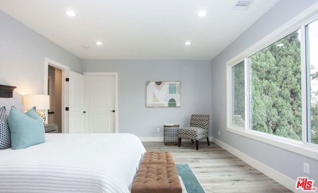 433 S Wilton Place, Los Angeles CA: https://media.crmls.org/mediaz/fbcbc14b-70fe-47b0-bfae-d2128afe0444.jpg