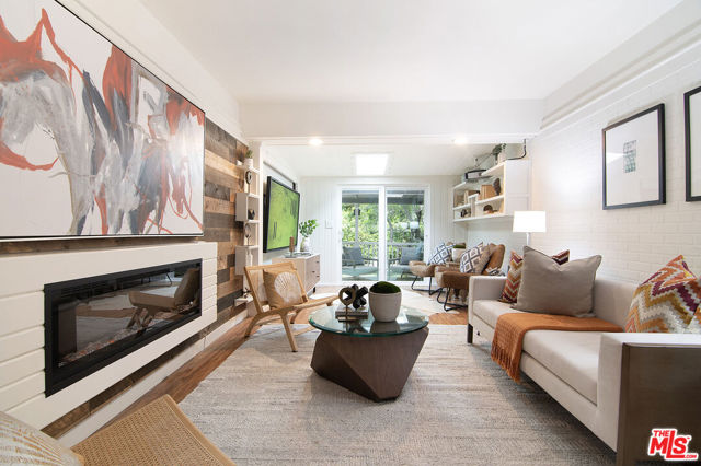 565 N Arden Boulevard, Los Angeles CA: https://media.crmls.org/mediaz/fbccb312-7d06-410d-b937-a504baaf3d0b.jpg
