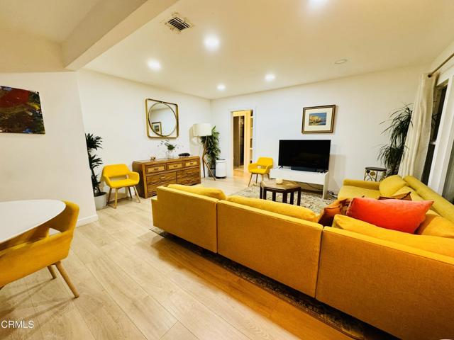 Detail Gallery Image 3 of 20 For 1086 Hollygrove Ln, Altadena,  CA 91001 - 4 Beds | 2 Baths