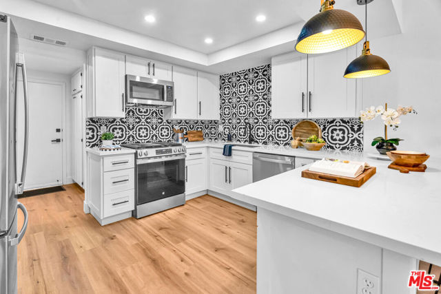 1059 Hillview Circle, Simi Valley CA: https://media.crmls.org/mediaz/fbccd743-c7f3-4522-85e0-1e690a9dc666.jpg