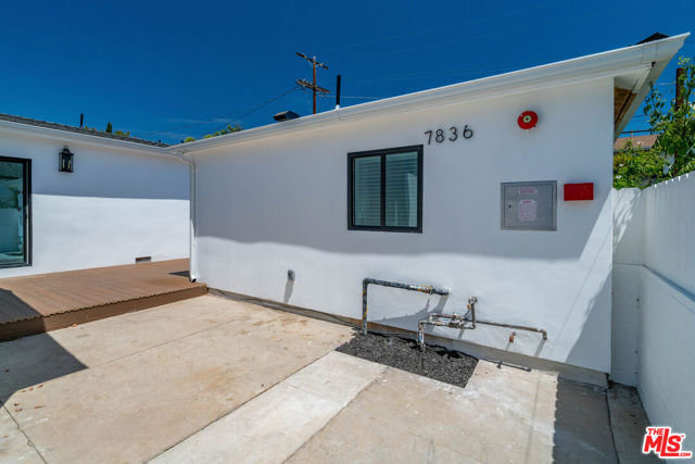 7832 Croydon Avenue, Los Angeles CA: https://media.crmls.org/mediaz/fbcd0d58-7208-4e04-bbf0-0c00ad2dc4e7.jpg
