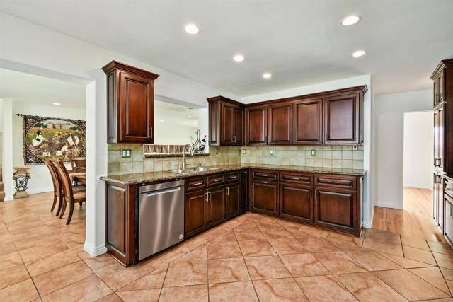 2725 Morning Glory Ln, Carlsbad CA: https://media.crmls.org/mediaz/fbcd7f66-ae20-4ddc-9600-a766ab6f68c0.jpg