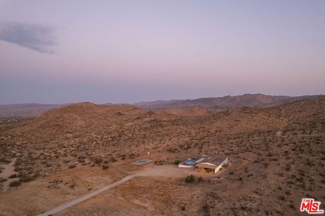 59855 Security Drive, Yucca Valley CA: https://media.crmls.org/mediaz/fbcdda4e-fc32-4212-b064-f9de5349dc5a.jpg