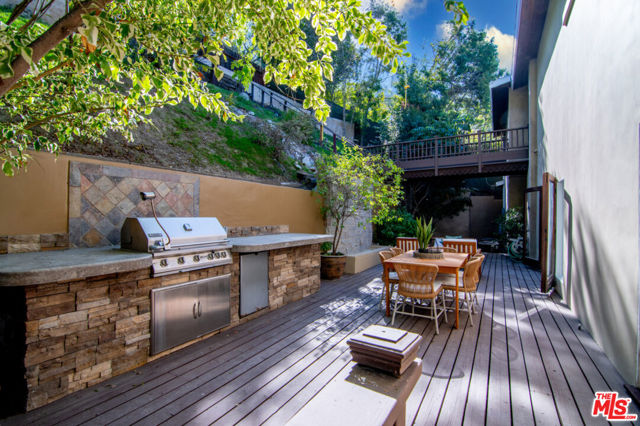 3908 Fairway Avenue, Studio City CA: https://media.crmls.org/mediaz/fbce01d3-5229-43d5-b3fb-8ccd898ef00c.jpg