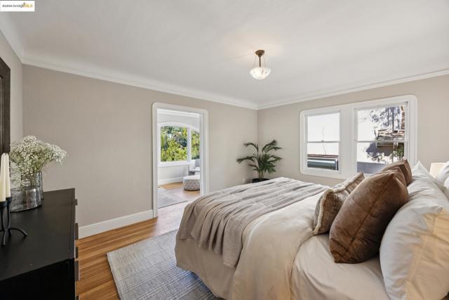 700 Longridge Rd, Oakland CA: https://media.crmls.org/mediaz/fbce0574-8fd3-4d37-bac5-e1ede62850e8.jpg