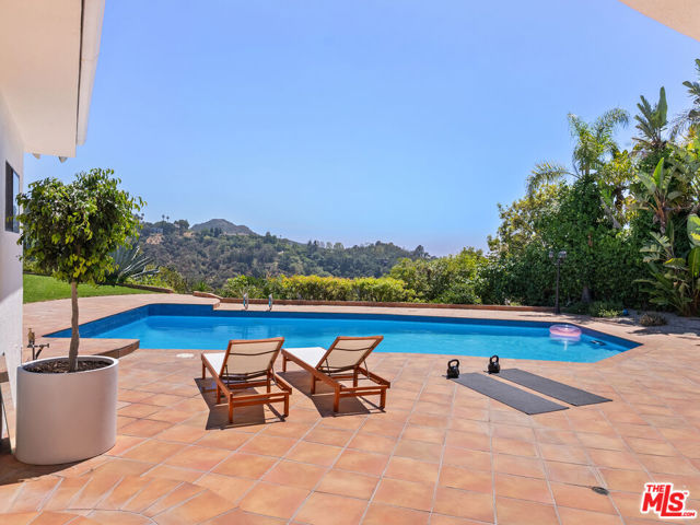 9606 Arby Drive, Beverly Hills CA: https://media.crmls.org/mediaz/fbce2f02-a6ea-44c0-b5a6-a3d3b6c63f74.jpg