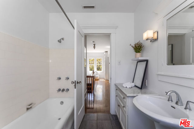 1622 N Orange Grove Avenue, Los Angeles CA: https://media.crmls.org/mediaz/fbcf72c5-0fe6-4ddf-81c2-186b3b034336.jpg