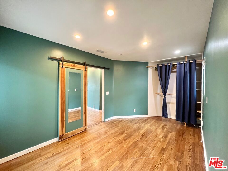 https://media.crmls.org/mediaz/fbd12d87-f603-4714-af9c-45e8eb6f0d54.jpg?preset=X-Large