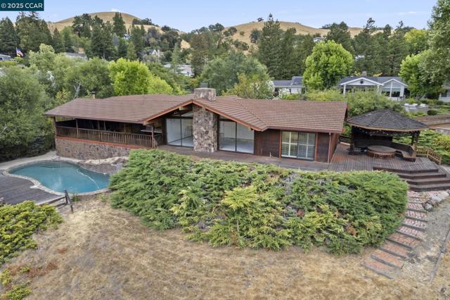47 Bella Vista Ct, Diablo CA: https://media.crmls.org/mediaz/fbd13d7a-2ef1-4fd7-aaf4-270c75d07465.jpg