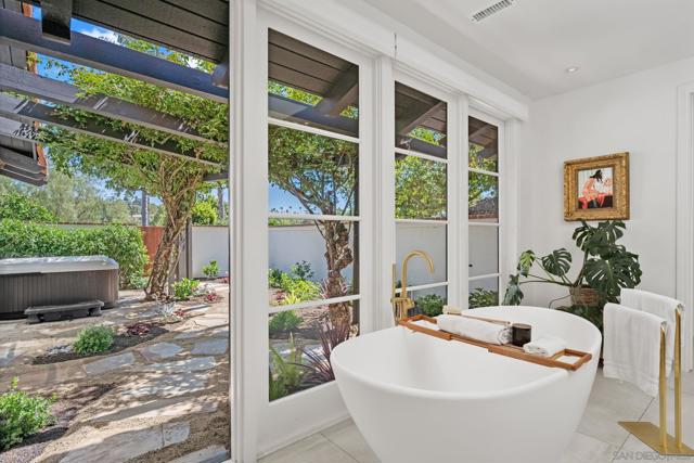 5354 El Camino Del Norte, Rancho Santa Fe CA: https://media.crmls.org/mediaz/fbd14fe7-82c5-4a63-bfec-838153f7732c.jpg