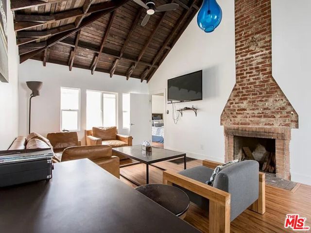 2633 N Commonwealth Avenue, Los Angeles CA: https://media.crmls.org/mediaz/fbd1a5e6-cea7-412f-a198-30d08a8cd0bd.jpg