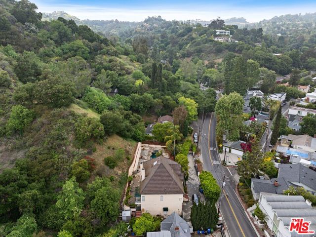 2431 Benedict Canyon Drive, Beverly Hills CA: https://media.crmls.org/mediaz/fbd2a2b1-8fcd-4c8c-ad65-0f698f577652.jpg
