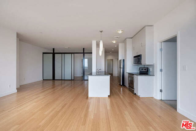 3810 Wilshire Boulevard, Los Angeles CA: https://media.crmls.org/mediaz/fbd2eefc-a255-4b2a-8fc0-36f5cf05cff0.jpg