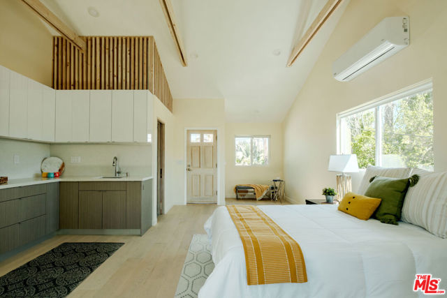 856 858 Coeur D Alene Avenue, Venice CA: https://media.crmls.org/mediaz/fbd3513b-d0c5-4853-ad9f-616dec4e7935.jpg