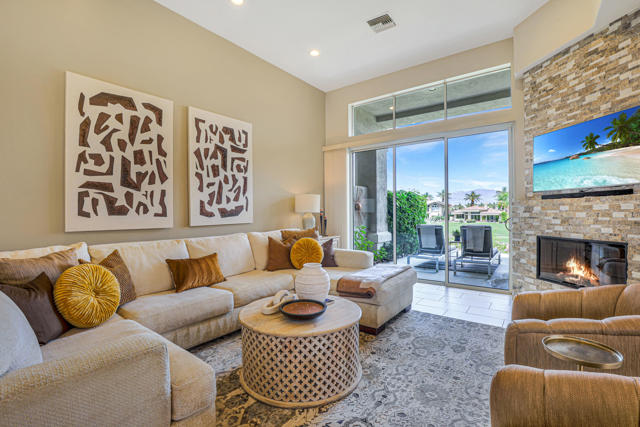 502 Desert Holly Drive, Palm Desert CA: https://media.crmls.org/mediaz/fbd3f413-4aa7-4e99-afbd-01f823f87c21.jpg