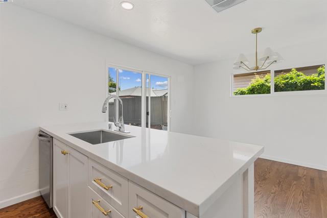 102 W 15Th St, Antioch CA: https://media.crmls.org/mediaz/fbd4d63b-a1fd-47b5-91a9-86a648eda994.jpg