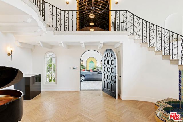 9451 Sunset Boulevard, Beverly Hills CA: https://media.crmls.org/mediaz/fbd696a3-2ab6-4070-89ee-c736d46910d7.jpg