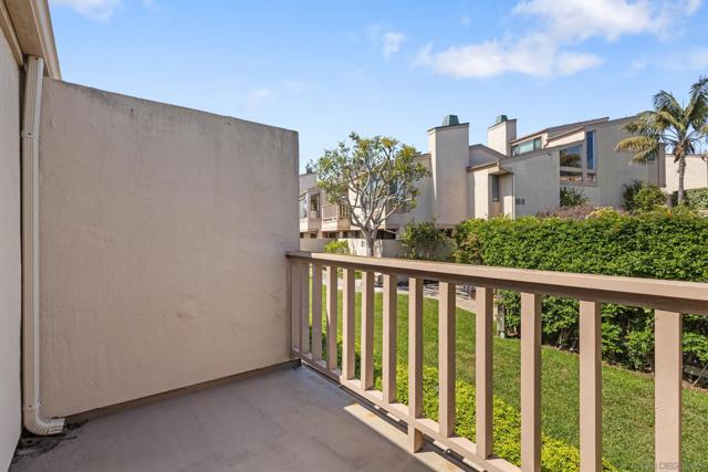 573 S Sierra, Solana Beach CA: https://media.crmls.org/mediaz/fbd6b766-52b3-40c4-91cc-802bfe9b9bb1.jpg