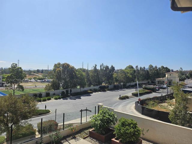 16231 Sunny Summit Dr, San Diego CA: https://media.crmls.org/mediaz/fbd74389-94d6-41c2-be7e-152fdef0e0d0.jpg