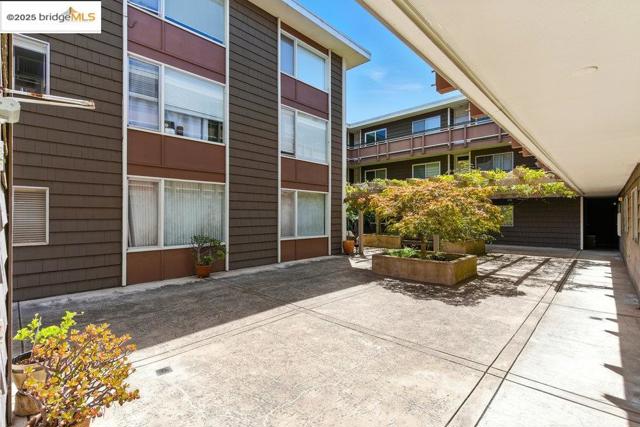 2601 College Ave, Berkeley CA: https://media.crmls.org/mediaz/fbd7e6ae-873f-4e68-be61-07f0831ca68a.jpg