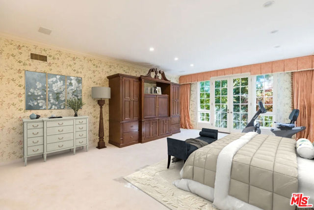 12386 Ridge Circle, Los Angeles CA: https://media.crmls.org/mediaz/fbd87149-63f6-49cd-8259-004bc671d19a.jpg