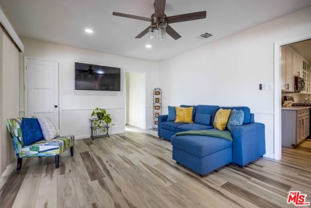 1060 E 45th Way, Long Beach CA: https://media.crmls.org/mediaz/fbd9256c-c217-4b16-b471-4fd65caba550.jpg