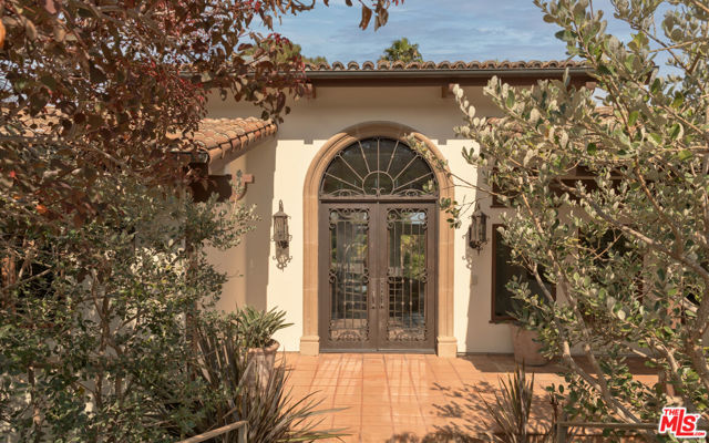 7046 Grasswood Avenue, Malibu CA: https://media.crmls.org/mediaz/fbd933c6-387c-4657-a0c9-52b8e9e84968.jpg