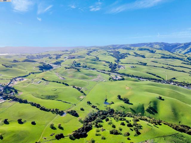 5135 Andrade Rd, Sunol CA: https://media.crmls.org/mediaz/fbd9d492-30b1-4257-a02b-6904d3ccbbb4.jpg