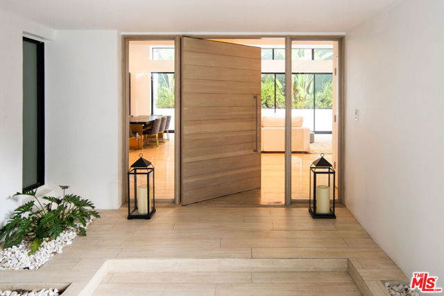 2048 N Beverly Drive, Beverly Hills CA: https://media.crmls.org/mediaz/fbdb4c96-648a-40e5-b139-ba1fc73c0e70.jpg