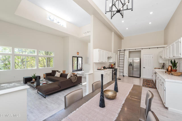 28333 Foothill Drive, Agoura Hills CA: https://media.crmls.org/mediaz/fbdb529d-097a-431e-8a82-bfeb42c639de.jpg