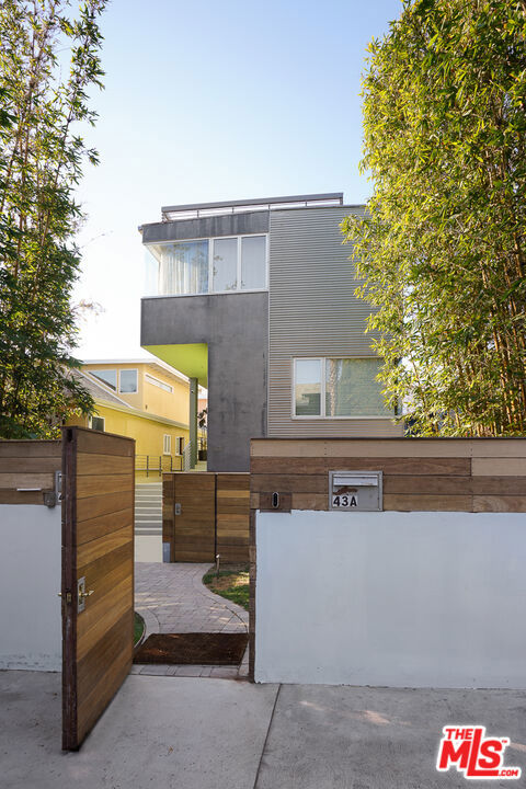 43 Ozone Avenue, B photo 3