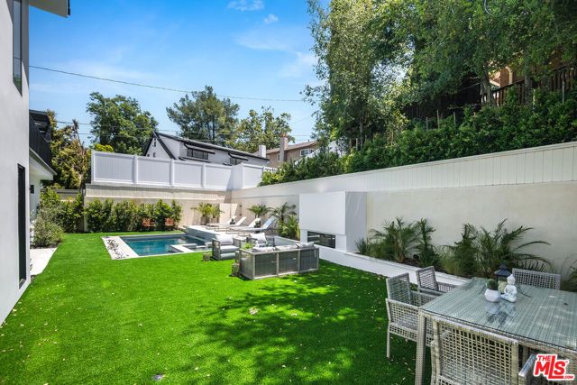 16226 Dickens Street, Encino CA: https://media.crmls.org/mediaz/fbdeb6f2-dd10-4ead-90a9-dc003af4fb39.jpg