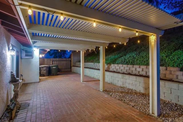 444 Victoria Place, Vista CA: https://media.crmls.org/mediaz/fbdefd0d-cc97-45f9-afdf-1c89d04f206d.jpg