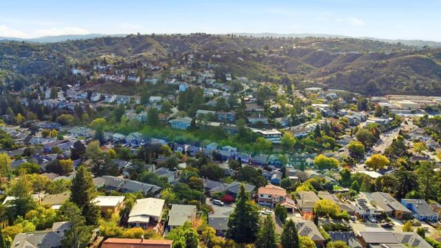 574 Wellington Drive, San Carlos CA: https://media.crmls.org/mediaz/fbdf4137-d2f0-4637-b224-7a3fc8528c63.jpg