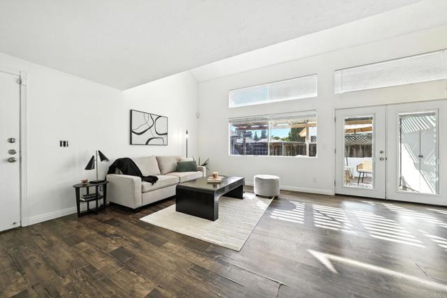 Detail Gallery Image 4 of 33 For 2876 Casey St #B,  San Diego,  CA 92139 - 3 Beds | 2 Baths
