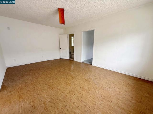 2129 Harrington Ave, Oakland CA: https://media.crmls.org/mediaz/fbe02930-4d6b-4473-b34a-c7c94ad9d145.jpg