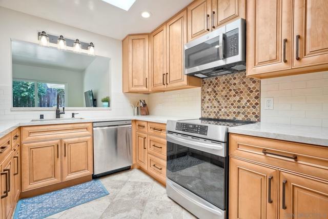 11668 Altoona Dr, El Cajon CA: https://media.crmls.org/mediaz/fbe04166-8517-4402-a304-0b84de498010.jpg