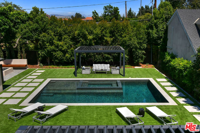 112 S Valley Street, Toluca Lake CA: https://media.crmls.org/mediaz/fbe19ada-ef93-4072-a52e-3c5f97b4e95d.jpg