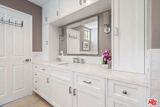 1533 18th Street, Santa Monica CA: https://media.crmls.org/mediaz/fbe2017b-e84a-4c53-8c96-226c3ab03196.jpg