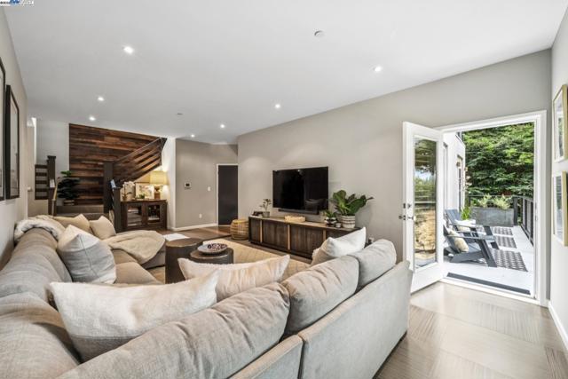 2005 TUNNEL RD, Oakland CA: https://media.crmls.org/mediaz/fbe2347e-5ff7-430b-88a3-13f9e4d32b63.jpg
