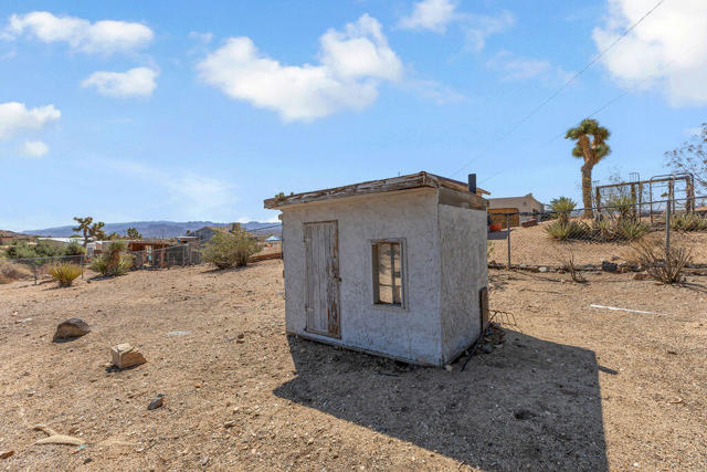 5797 Linda Lee Drive, Yucca Valley CA: https://media.crmls.org/mediaz/fbe25762-315a-46c7-9c5b-3c61fcb1d0e3.jpg