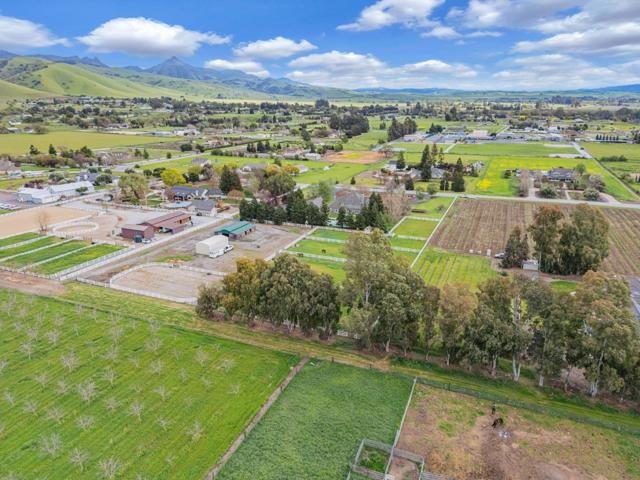 560 Tevis Trail, Hollister CA: https://media.crmls.org/mediaz/fbe41ae7-719e-4fb7-993b-44890315cc7a.jpg